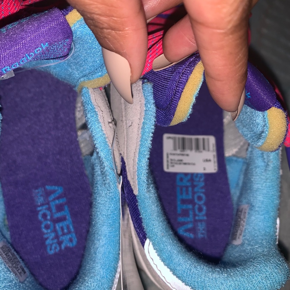 NWT Reebok sneakers 😍 - Picture 3 of 5